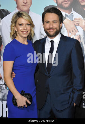 LOS ANGELES, Ca - 20. NOVEMBER 2014: Charlie Day & Frau Mary Elizabeth Ellis am Los Angeles Premiere seines Films "schreckliche Chefs 2' an der TCL Chinese Theater, Hollywood. © 2014 Paul Smith/Featureflash Stockfoto