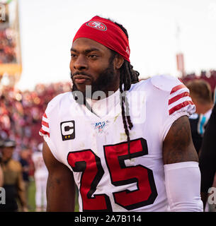 Santa Clara, Kalifornien, USA. 27 Okt, 2019. San Francisco 49ers cornerback Richard Sherman (25) Gespräche mit Freunden auf den Leoparden, nachdem ein NFL Spiel zwischen den Carolina Panthers und die San Francisco 49ers bei Levi's Stadion in Santa Clara, Kalifornien. Valerie Shoaps/CSM/Alamy leben Nachrichten Stockfoto