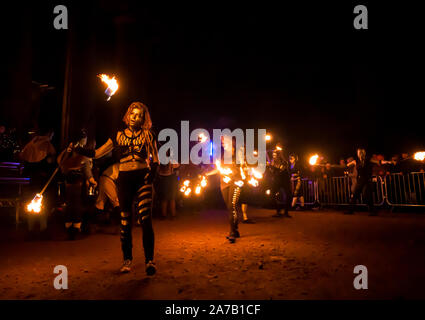 Calton Hill, Edinburgh, Schottland, Großbritannien, 31. Oktober 2019. Festival: Samhuinn samhuinn Feuer Feuer Festival verdoppelt in der Größe für seinen zweiten Winter Festival auf dem Calton Hill mit Zuschauern sammeln Pyrotechnik zu beobachten, Trommeln, Akrobatik, Feuer und die Leistungen der keltischen Neuen Jahres auf Halloween Nacht zu feiern. Bild: Feuer Darsteller Stockfoto