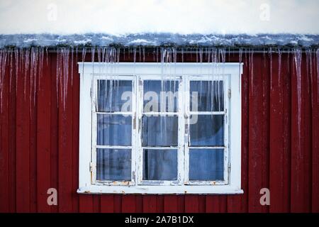 Traditionelle norwegische Holzhaus rorbu und Eiszapfen. Lofoten. Norwegen. World Travel Stockfoto