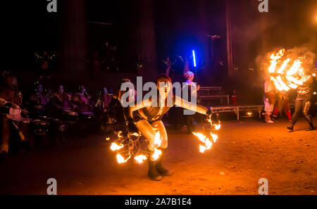 Calton Hill, Edinburgh, Schottland, Großbritannien, 31. Oktober 2019. Festival: Samhuinn samhuinn Feuer Feuer Festival verdoppelt in der Größe für seinen zweiten Winter Festival auf dem Calton Hill mit Zuschauern sammeln Pyrotechnik zu beobachten, Trommeln, Akrobatik, Feuer und die Leistungen der keltischen Neuen Jahres auf Halloween Nacht zu feiern. Bild: Feuer Darsteller Stockfoto