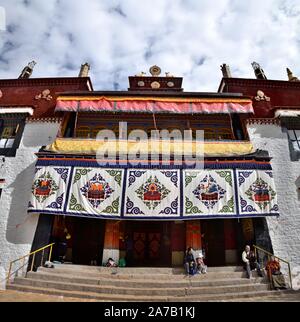 Kloster Sera, Lhasa, Tibet - ca. Oktober 2019: Einer der großen Drei Gelug Universität Klöster Tibets, wurde im Jahre 1419 gegründet. Stockfoto