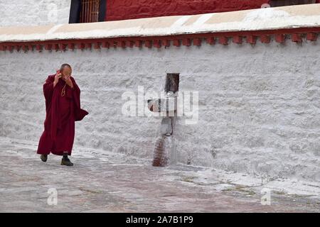 Kloster Sera, Lhasa, Tibet - ca. Oktober 2019: Einer der großen Drei Gelug Universität Klöster Tibets, wurde im Jahre 1419 gegründet. Stockfoto