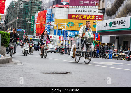 Asiatische chinesische Radfahrer und Reiter, morgendlichen Berufsverkehr Heavy Traffic in China Stockfoto