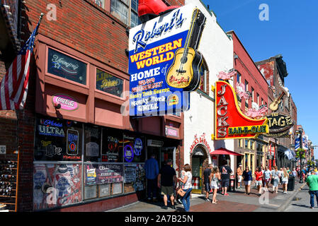 Nashville, TN, USA - 21. September 2019: Die historische Broadway Street hat viele Attraktionen wie Honky Tonks und Bars mit Live Musik, Geschäfte und Re Stockfoto