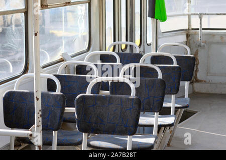 Sitze in der alten Straßenbahn. Leere lounge einer alten Stadt transportieren. Öffentliche Verkehrsmittel mit weichen Sitze. Stockfoto