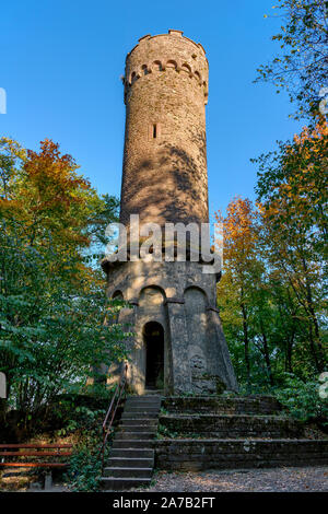 Der Aussichtsturm auf dem Katzenbuckel, der höchste Berg des Odenwalds in Deutschland Stockfoto