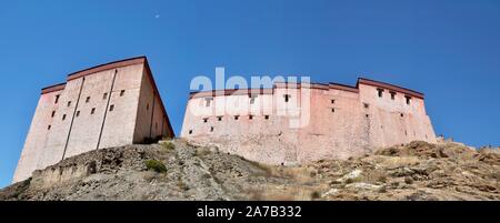 Gyantse Dzong oder Gyantse Festung, eine der am besten erhaltenen dzongs in Tibet, thront hoch über der Stadt Gyantse auf einem riesigen grauen Rock Sporn. Stockfoto