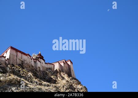 Gyantse Dzong oder Gyantse Festung, eine der am besten erhaltenen dzongs in Tibet, thront hoch über der Stadt Gyantse auf einem riesigen grauen Rock Sporn. Stockfoto