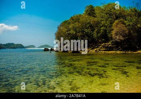 Tropische Insel im Meer, Kondang Merak Strand, Malang, Ost Java, Indonesien Stockfoto