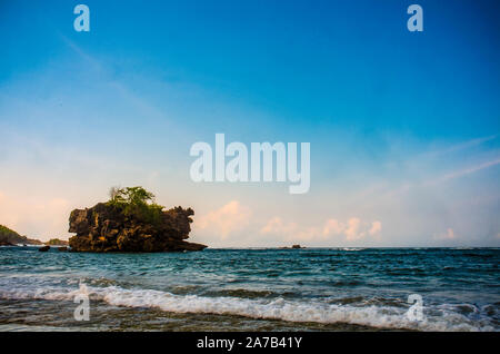 Tropische Insel im Meer, Kondang Merak Strand, Malang, Ost Java, Indonesien Stockfoto