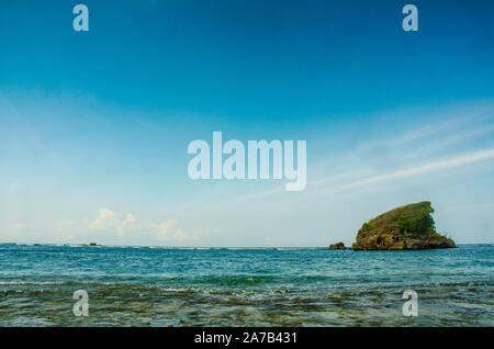 Tropische Insel im Meer, Kondang Merak Strand, Malang, Ost Java, Indonesien Stockfoto