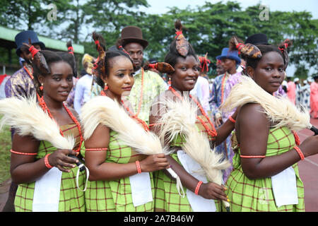 Afrikanische junge Mädchen zeigen ihre Fischfrisur während des National Festival for Arts and Culture (NAFEST) im Bundesstaat Edo, Nigeria. Stockfoto