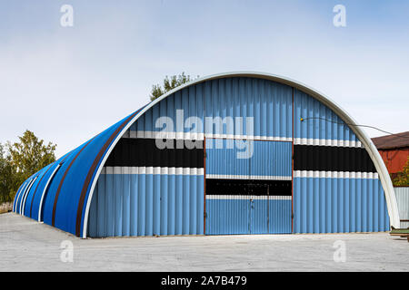 Nahaufnahme der nationalen Flagge von Botswana auf dem Metall Wand einer großen Lagerhalle gemalt das geschlossene Territorium gegen den blauen Himmel. Das Konzept der storag Stockfoto