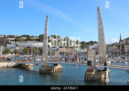 Das Millennium Steg und den inneren Hafen von Torquay, Devon, England. Die Brücke kann angehoben werden, um Boote zu durchlaufen. Stockfoto