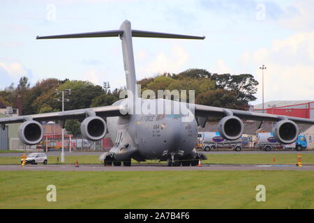 06-6164, eine Boeing C-17A Globemaster III von der United States Air Force betrieben, am Internationalen Flughafen Prestwick, Ayrshire. Stockfoto