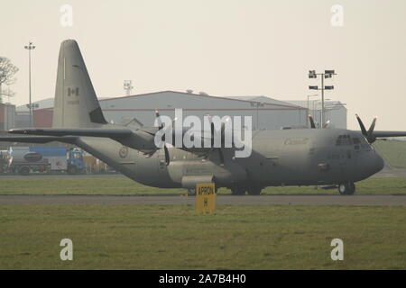 130605, eine Lockheed Martin CC-130J Hercules durch die kanadische Luftwaffe betrieben, am Internationalen Flughafen Prestwick, Ayrshire. Stockfoto