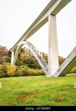 Double Arch Brücke bei Natchez Trace Parkway in der Nähe von Franklin, TN, Herbst Landschaft Stockfoto