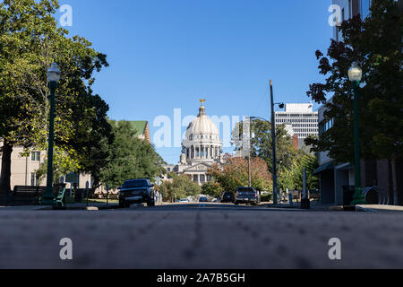 Jackson, MS/USA - Oktober 24, 2019: Auf der Suche die Congress Street auf die MS State Capitol in der Innenstadt von Jackson. Stockfoto