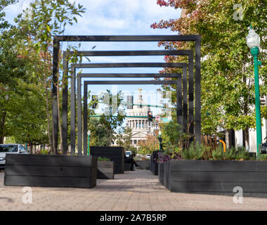 Jackson, MS/USA - Oktober 24, 2019: Parklet auf die Congress Street in der Innenstadt von Jackson, MS, mit dem State Capitol im Hintergrund Stockfoto