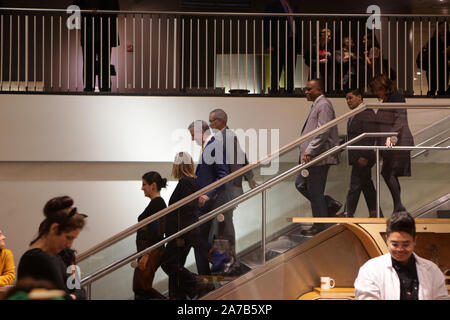 Queens, New York, USA. 31 Okt, 2019. New York City Bürgermeister Bill De Blasio zusammen mit New York City Schule Bundeskanzler Richard A. Carranza, Queens Borough President Melinda Katz, New York State Senator Jessica Ramon, Montage Mitglied Jeff Aubry, New York City Rat Mitglied Francisco Maya unter anderem die Pressekonferenz der Baubeginn des neuen 306 Sitz Dampf vor - K Zentrum in der Corona ankündigen zu besuchen, Queens gehalten an der New York Hall of Science am 31 Oktober, 2019 in New York City. Quelle: MPI 43/Media Punch/Alamy leben Nachrichten Stockfoto