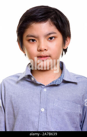 Studio shot der japanischen Jungen isoliert gegen den weißen Hintergrund Stockfoto