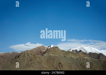 Anzeigen Landschaft von Thiksey und Kloster Namgyal Tsemo Gompa von Khardung La Straße im Himalaya Gebirge zwischen gehen Nubra Tal und Pangong See in Ja Stockfoto