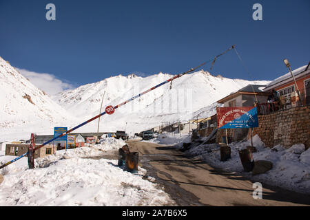 JAMMU, Kaschmir, Indien - MÄRZ 21: Indische und Reisenden Leute stoppen, Auto Rest bei Check Point Basislager auf Khardung La Straße in Himalaya Mountain bei Leh La Stockfoto