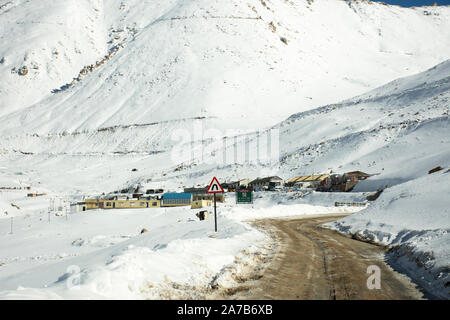 JAMMU, Kaschmir, Indien - MÄRZ 21: Indische und Reisenden Leute stoppen, Auto Rest bei Check Point Basislager auf Khardung La Straße in Himalaya Mountain bei Leh La Stockfoto