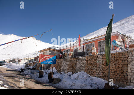 JAMMU, Kaschmir, Indien - MÄRZ 21: Indische und Reisenden Leute stoppen, Auto Rest bei Check Point Basislager auf Khardung La Straße in Himalaya Mountain bei Leh La Stockfoto