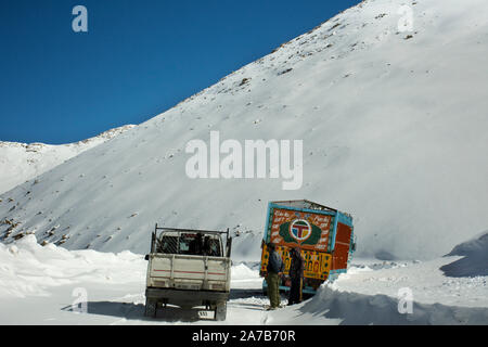 JAMMU, Kaschmir, Indien - MÄRZ 21: Indische und Tibetische fahren Auto und Lkw auf Khardung La Straße im Himalaya Gebirge Nubra und Pangong See bei Leh Kop Stockfoto