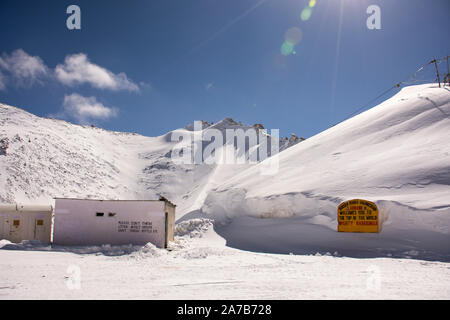 JAMMU, Kaschmir, Indien - 21. März: Aussichtspunkt auf dem Dach der Welt auf Khardung La Straße im Himalaya Gebirge zwischen gehen Nubra und Pangong See bei Leh Lada Stockfoto