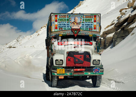 JAMMU, Kaschmir, Indien - MÄRZ 21: Indische und Tibetische fahren Auto und Lkw auf Khardung La Straße im Himalaya Gebirge Nubra und Pangong See bei Leh Kop Stockfoto