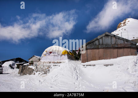 Indische und tibetische Volk stop Auto Rest bei Check Point Basislager auf Khardung La Straße zwischen bringen Reisende nach Nubra Tal und Pangong in Himalaya m Stockfoto