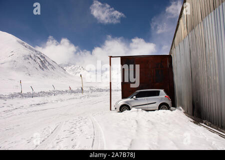 Indische Leute stoppen, Auto in der Garage von Check Point Basislager auf Khardung La Straße im Himalaya Gebirge in Leh, Ladakh in Jammu und Kaschmir, Indien Stockfoto