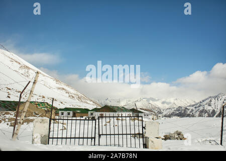 JAMMU, Kaschmir, Indien - MÄRZ 21: Indische und Reisenden Leute stoppen, Auto Rest bei Check Point Basislager auf Khardung La Straße in Himalaya Mountain bei Leh La Stockfoto