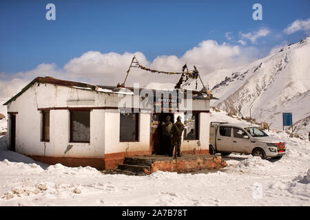 JAMMU, Kaschmir, Indien - MÄRZ 21: Indische und Reisenden Leute stoppen, Auto Rest bei Check Point Basislager auf Khardung La Straße in Himalaya Mountain bei Leh La Stockfoto