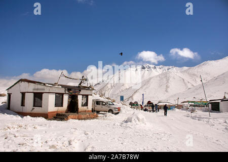 JAMMU, Kaschmir, Indien - MÄRZ 21: Indische und Reisenden Leute stoppen, Auto Rest bei Check Point Basislager auf Khardung La Straße in Himalaya Mountain bei Leh La Stockfoto