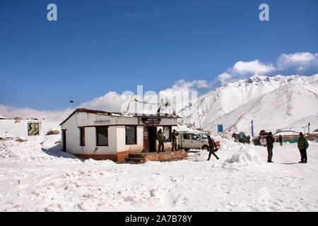 JAMMU, Kaschmir, Indien - MÄRZ 21: Indische und Reisenden Leute stoppen, Auto Rest bei Check Point Basislager auf Khardung La Straße in Himalaya Mountain bei Leh La Stockfoto