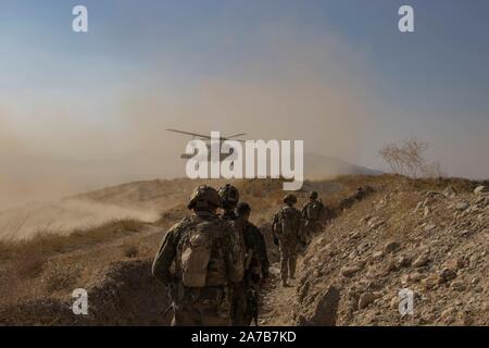 Nationale afghanische Armee Soldaten auf die 203Rd Donner Korps, afghanischen nationalen Armee, zusammen mit den USA und der Koalition Berater der 1. gepanzerten Abteilung zugewiesen Unterstützung Betrieb Auflösung unterstützen und der Freiheit des Sentinel vorbereiten, um eine Extraktion (EXFIL) von einem Vorwärts outpost Verhalten während einer Afghanischen-led und ausgeführt Spiel betrieb Sept 25, 2019 im südöstlichen Afghanistan zugewiesen. Der entschlossenen Unterstützung ist eine NATO-geführte, non-Combat Mission zu trainieren, beraten und unterstützen die Afghanische Nationale Verteidigungs- und Sicherheitskräfte (ANDSF). Stockfoto