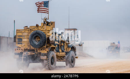 Us-Soldaten und Marines auf den besonderen Zweck Marine Air-Ground Task Force - Krisenmanagement - Central Command (SPMAGTF-CR-CC) 19,2, Antrieb, eine gemeinsame leichter taktischer Fahrzeug (JLTV) an einem geheimen Ort in Syrien, im Oktober. 16., 2019. Die SPMAGTF-CR-CC ist mehrere Force Provider entwickelt, Boden zu beschäftigen, Logistik, und die Fähigkeiten im gesamten zentralen Befehl Verantwortungsbereich. (U.S. Marine Corps Foto von Sgt. Branden J. Bourque) Stockfoto