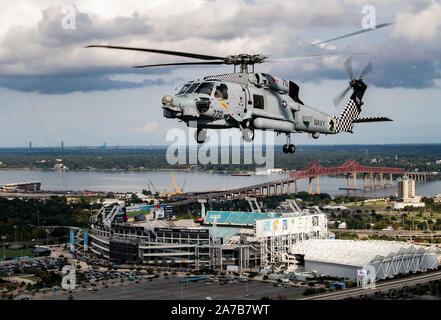 191030-N-QI 061-0538 JACKSONVILLE, Fla. (Okt. 2010) 30, 2019) Einem MH-60R Sea Hawk Hubschrauber, zugeordnet zu den "Großmeistern" der Hubschrauber Maritime Strike Squadron (HSM) 46, fliegt über die tiaa Bank Feld, Heimat der Jacksonville Jaguars Football Team, in Jacksonville, Fla. Großmeister derzeit Naval Station Mayport stationiert sind. (U.S. Marine Foto von Mass Communication Specialist 3. Klasse Nathan T. Bart/Freigegeben) Stockfoto