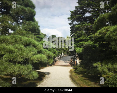 Eine Fußgängerbrücke in den Gärten des Kyoto Imperial Palace Stockfoto