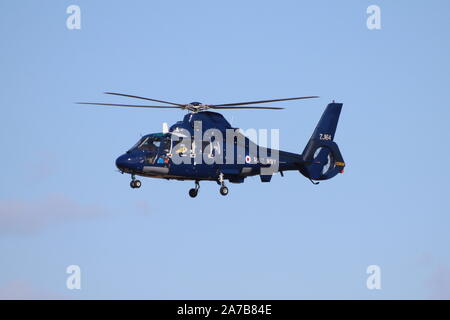 ZJ 164, eine Aerospatiale Dauphin HU 1 von der Royal Navy betrieben, am Internationalen Flughafen Prestwick während der Übung gemeinsame Krieger 13-1. Stockfoto