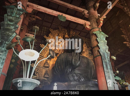 Riesige bronzene Buddha-Statue Todaiji Tempel, Nara Park, Japan. Die 15 Meter hohe Buddha Vairocana dar und wird von zwei Bodhisattvas flankiert Stockfoto