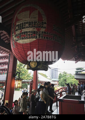 Die riesige Laterne am Eingang der Sensoji-tempel in der Demboin Tempel Garten. Stockfoto