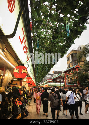 Eine Geisha Spaziergänge unter Touristen in die Einkaufsstraße Nakamise von Asakusa, Tokyo, Japan. Stockfoto