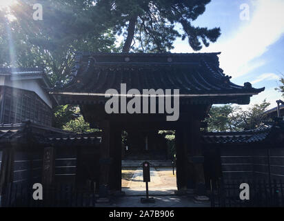 Um den Eintrag zu Tempelanlagen in Shiragikucho, Kanazawa, Japan Stockfoto