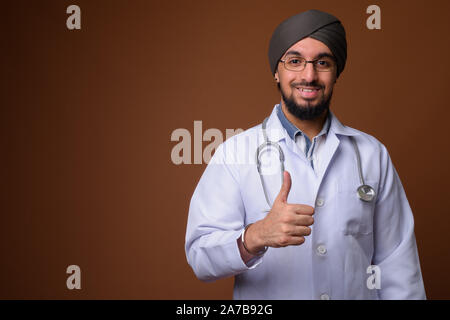 Junge Bartgeier indischen Sikh Mann, Doktor, tragen Turban Stockfoto