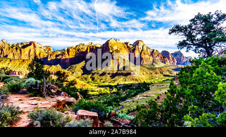 Sonnenaufgang über Mt. Kinesava und West Temple im Zion National Park, Utah, USA, während eines frühen Morgens Wanderung auf der Wächter Trail Stockfoto